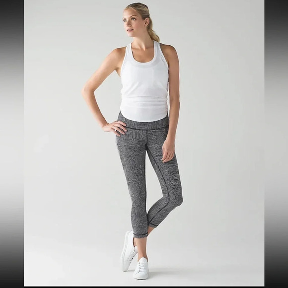 Lululemon Black White Jacquard Maze Wunder Under Crop II Leggings Size 4 - Picture 3 of 12